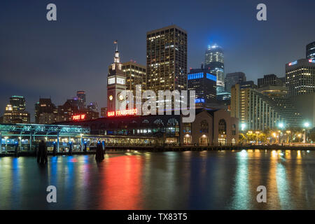 Il Ferry Building e dello skyline della città di notte, San Francisco, California, Stati Uniti d'America Foto Stock