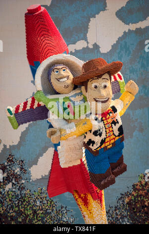 Toy Story modello di Lego con Woody e Buzz Lightyear, Disneyland, Los Angeles, California, Stati Uniti d'America Foto Stock