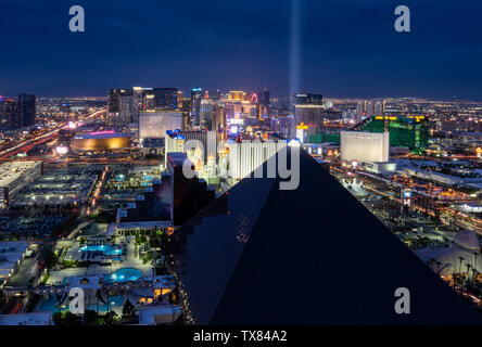 Vista in elevazione del Las Vegas Strip zona di notte, Las Vegas, Nevada, STATI UNITI D'AMERICA Foto Stock