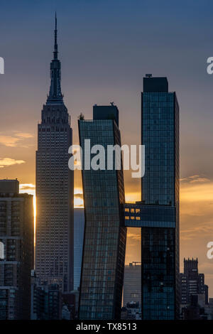 Il rame americano edifici e Empire State Building al tramonto, Manhattan, New York, Stati Uniti d'America Foto Stock