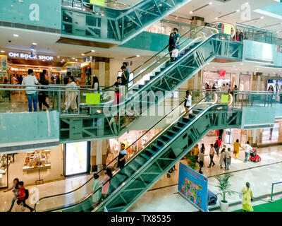 Gurgaon, India - circa 2019: antenna colpo di shopping mall a gurgaon con attività per i bambini accade nella zona centrale e le persone che utilizzano il escalat Foto Stock