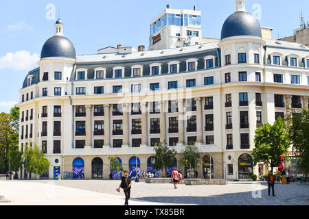 Recentemente restaurato neo classico edificio di architettura in Piazza dell'Università o Piata Universitatii nel centro di Bucarest. La Romania, Bucarest 15. Foto Stock