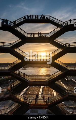 La nave al tramonto, Hudson Yards, Manhattan, New York, New York, Stati Uniti d'America progettato dal designer britannico Thomas Heatherwick Foto Stock