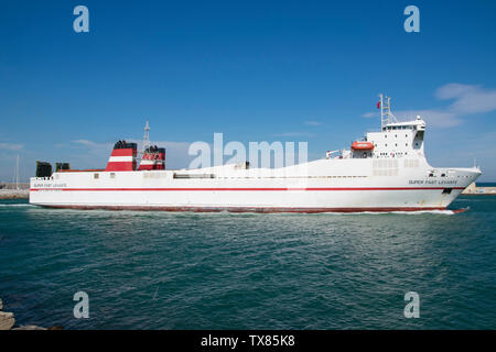 Traghetto super veloce Levante dalla compagnia Trasmediterranea in arrivo al porto di Barcellona. Foto Stock