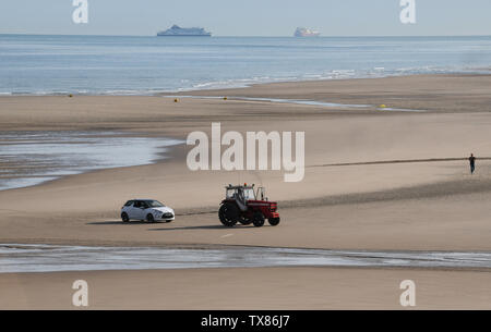 A filamento auto sulla spiaggia sabbiosa a Wissant nel nord della Francia che viene trainato dal trattore Foto Stock
