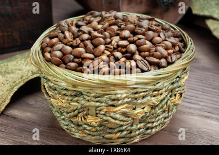 Chicco di caffè closeup sul tavolo di legno Foto Stock