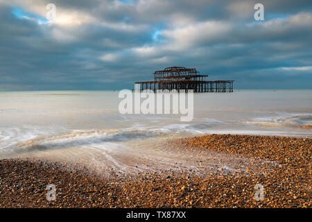 I resti del molo Ovest di Brighton Foto Stock