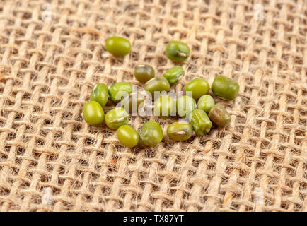 Materie verde macchina granuli disseminati su tela Foto Stock