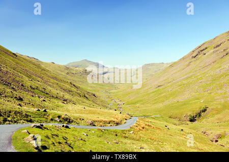 In alto di Wrynose pass, guardando verso il basso sul fondo Wrynose, Cumbria Foto Stock