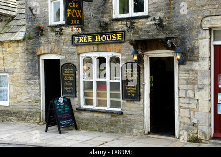 La Fox Inn, dovrebbe essere il più antico pub in Corfe Castle, Dorset, Regno Unito - Giovanni Gollop Foto Stock