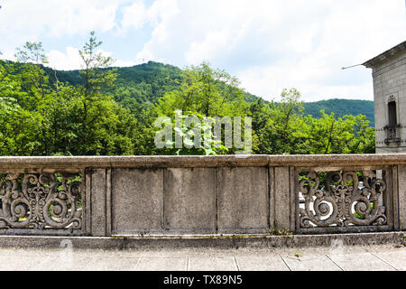 Stile di fotografia stock presi sul vintage balcone in pietra con pietra scolpita in balcone. Balcone retrò nel paesaggio mediterraneo utile per foto di mani Foto Stock