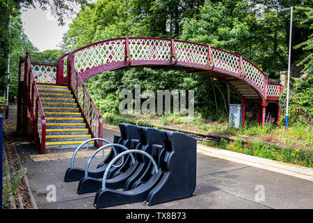 Ferro vecchio ponte pedonale oltre il Nottingham a Matlock linea ferroviaria a Whatstandwell stazione senza equipaggio che porta al canale di Cromford Alzaia Derby.uk Foto Stock