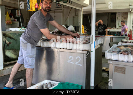 A Belgrado, in Serbia, 22 Giugno 2019: Venditore smistare pesce sulla sua stalla a Zemun Mercato verde Foto Stock