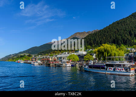 QUEENSTOWN, Nuova Zelanda - 10 ottobre 2018: vista del lago Wakatipu. Copia spazio per il testo. Foto Stock