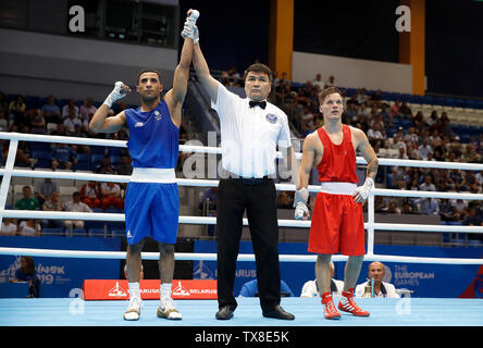 Gran Bretagna Galal Yafai (sinistra) celebra la vittoria al suo peso mosca boxe contro preliminare dell'Ungheria Virban Martin, al Palazzo dello Sport Uruchie, durante il giorno 4 dell'European Games 2019 a Minsk. Foto Stock