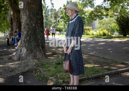 Belgrado, Serbia 22 Giugno 2019: Old Lady in piedi in un ombra sul Danubio lungofiume a Zemun Foto Stock
