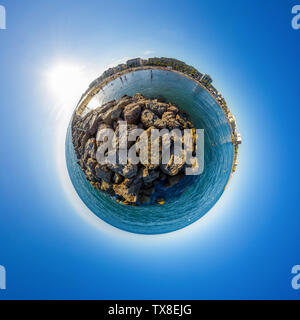 Forma sferica 360 panorama piccolo pianeta di un tipico mediterraneo spagnolo spiaggia. Presa nel pomeriggio di una giornata di sole Foto Stock