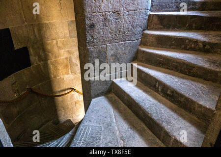 Gradini in pietra su scale a spirale, passando attraverso il centro di un antico multipiano casamento, nel centro della città di Edimburgo. La Scozia, Regno Unito. Foto Stock