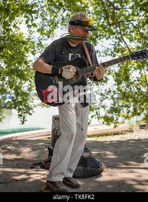 A Belgrado, in Serbia, 22 Giugno 2019: One man band eseguendo il Danubio lungofiume a Zemun Foto Stock