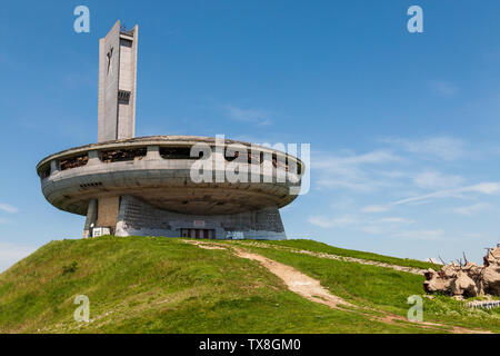 Il Monumento Casa del partito comunista bulgaro è stato costruito sul picco di Buzludzha in Bulgaria centrale mediante il bulgaro regime comunista Foto Stock