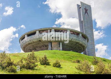 Il Monumento Casa del partito comunista bulgaro è stato costruito sul picco di Buzludzha in Bulgaria centrale mediante il bulgaro regime comunista Foto Stock