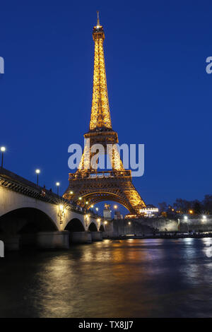 Parigi, Francia - 25 febbraio , 2019 : Torre Eiffel illuminata di notte. Si tratta di un ferro battuto torre tralicciata chiamato dopo l'ingegnere Gustave Eiffel loca Foto Stock