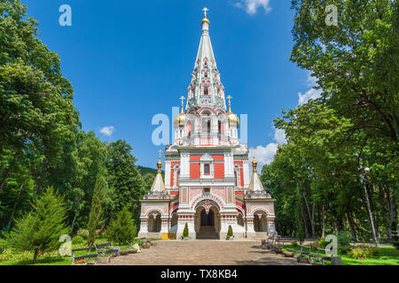 Il Shipka Memorial Church o Shipka monastero è una chiesa ortodossa bulgara costruita vicino alla città di Shipka Foto Stock