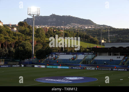 San Marino città si affaccia San Marino Stadium, Serravalle. Foto Stock