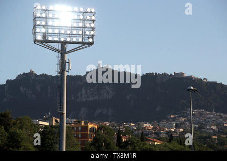 San Marino città si affaccia San Marino Stadium, Serravalle. Foto Stock