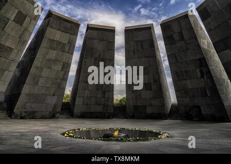 Complesso monumentale del memoriale del genocidio armeno con incendio che brucia nel centrale Foto Stock