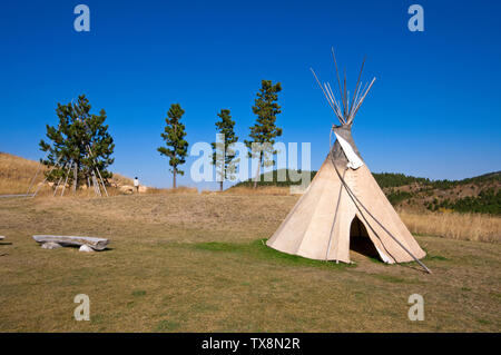 Tradizionali tepee dei nativi americani a 'Tatanka-Story del bison' museo (fondata da Kevin Costner), Deadwood, nella contea di Lawrence, Dakota del Sud, STATI UNITI D'AMERICA Foto Stock