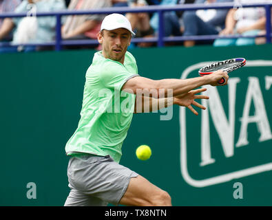 Devonshire Park, Eastbourne, Regno Unito. Il 24 giugno 2019. Natura Valle Torneo Internazionale di Tennis; John Millman (AUS) gioca il rovescio girato nel suo match contro Fernando Verdasco (ESP) Credito: Azione Sport Plus/Alamy Live News Foto Stock