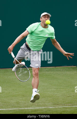 Devonshire Park, Eastbourne, Regno Unito. Il 24 giugno 2019. Natura Valle Torneo Internazionale di Tennis; John Millman (AUS) serve a Fernando Verdasco (ESP) Credito: Azione Sport Plus/Alamy Live News Foto Stock