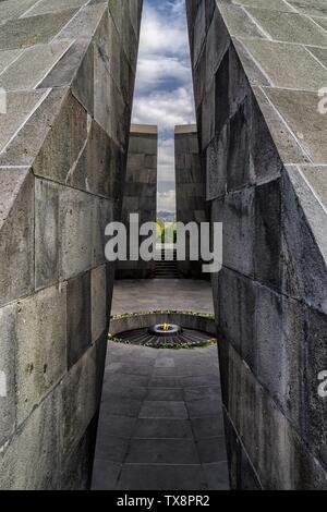 Complesso monumentale del memoriale del genocidio armeno con incendio che brucia nel centrale Foto Stock