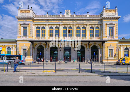 L'austro architettura ungherese stazione ferroviaria centrale, con una piccola folla di passeggero su un cielo blu giorno Foto Stock