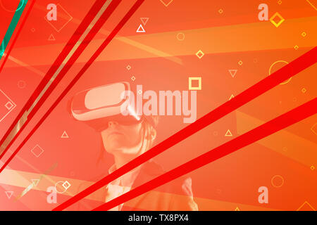 Imprenditrice indossando la realtà virtuale auricolare, Digitally Enhanced image Foto Stock