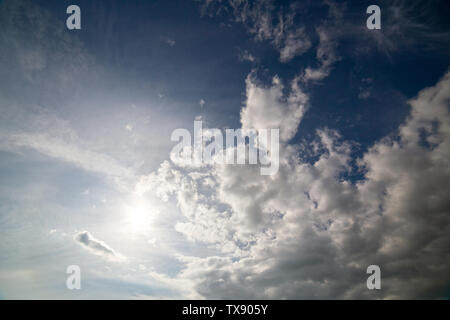 Nuvole bianche a mezzogiorno la luce diurna ampia angolazione. Foto Stock