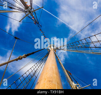 A montanti e armamento di una nave a vela contro il cielo blu sullo sfondo. Foto Stock