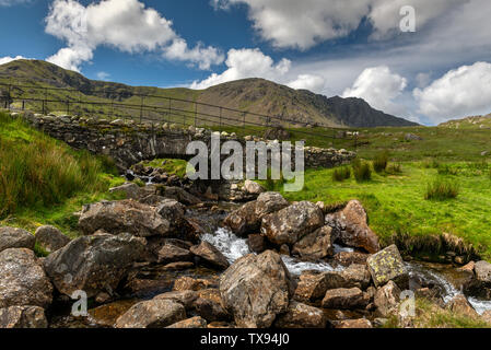 Cove ponte sopra il Torver Beck vicino a Coniston Foto Stock