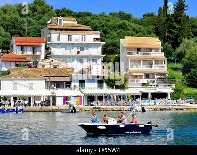 I turisti che giungono a Kassiopi bay di noleggiare una barca,Kassopaia,Isole Ionie, Corfù ,Grecia Foto Stock