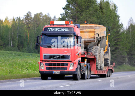 Uurainen, Finlandia. Il 7 giugno 2019. Red Volvo FH12 500 carrello di cale Mecanil usato Volvo dumper sul collo di cigno rimorchio in autostrada in un giorno d'estate. Foto Stock