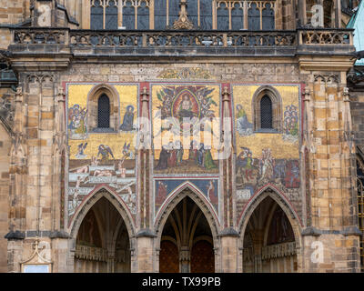 Golden Gate presso la Cattedrale di San Vito, Praga, Repubblica Ceca con il mosaico del Giudizio Universale ed iscrizione con i nomi della Repubblica ceca i santi patroni Procopio Foto Stock