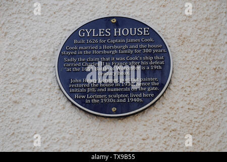 Gyles house nel villaggio scozzese di Pittenween fu costruito, come la targa blu dice, è stato costruito per un CAP. James Cook, non l'inglese Capt. Cucinare! Foto Stock