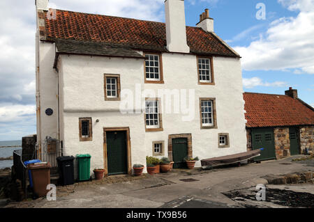 Gyles house nel villaggio scozzese di Pittenween fu costruito, come la targa blu dice, è stato costruito per un CAP. James Cook, non l'inglese Capt. Cucinare! Foto Stock