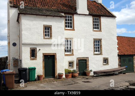 Gyles house nel villaggio scozzese di Pittenween fu costruito, come la targa blu dice, è stato costruito per un CAP. James Cook, non l'inglese Capt. Cucinare! Foto Stock