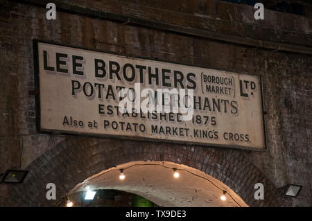 Le bancarelle del mercato di Borough Market, Londra, Inghilterra Foto Stock