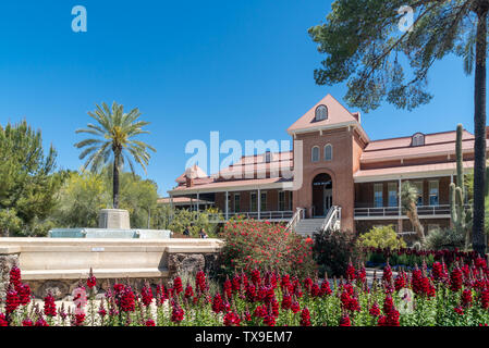 TUCSON, AZ/STATI UNITI D'America - 11 Aprile 2019: il vecchio principali sul campus della University of Arizona. Foto Stock