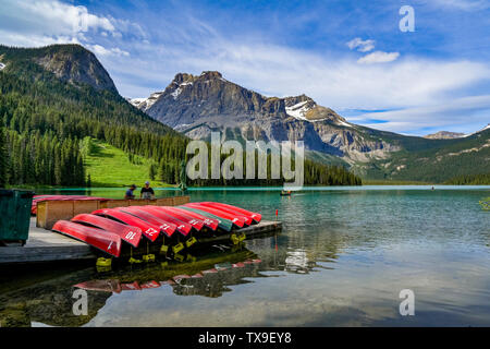 Noleggio di canoe dock, il Lago di Smeraldo, Parco Nazionale di Yoho, British Columbia, Canada Foto Stock