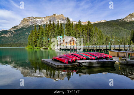 Noleggio di canoe dock, il Lago di Smeraldo, Parco Nazionale di Yoho, British Columbia, Canada Foto Stock