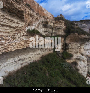 La verticale parete rocciosa dell'isola di Corsica. Foto Stock